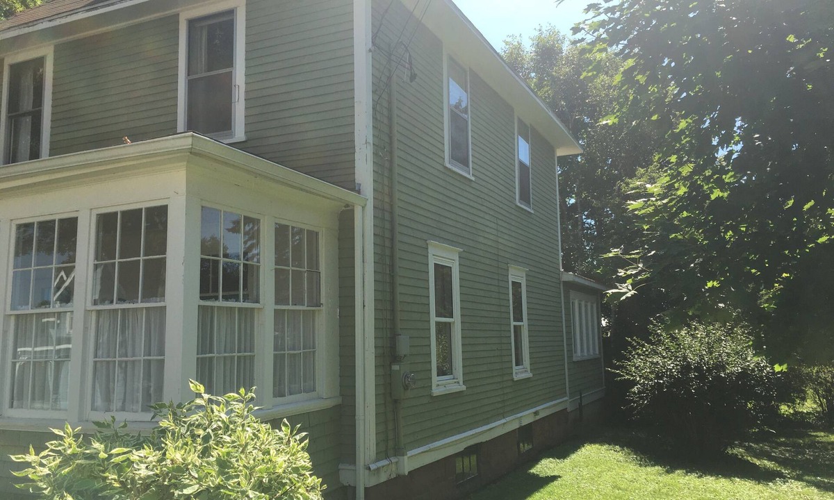 Sackville House | Sunny Century Home, walking distance to Mount Allison University