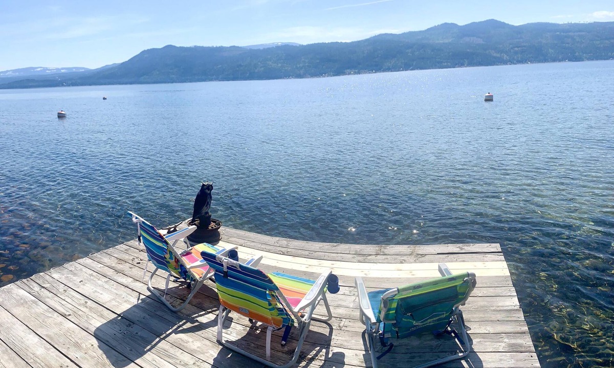 Celista House | Sunnyside Lakehouse - Semi-Waterfront - Shuswap Vacations & Sledding Accommodation