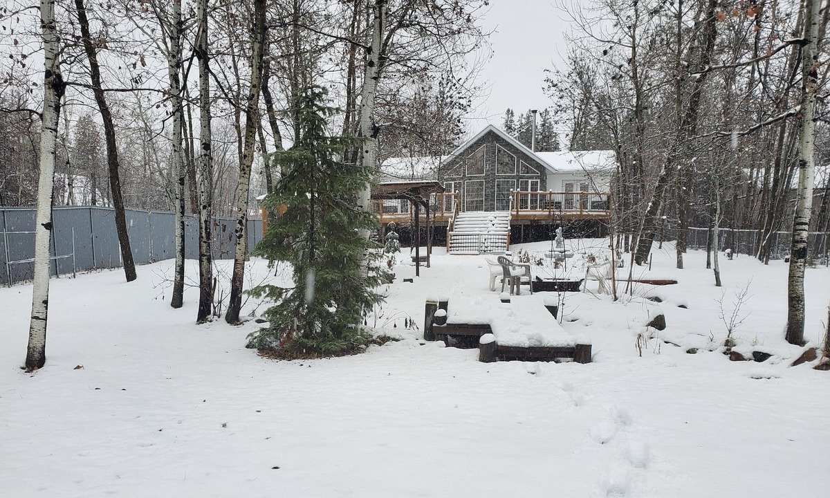 Beaconia Cottage | sunset views, private beach, hiking, ice fishing, marina, harbour, bbq, fire pit