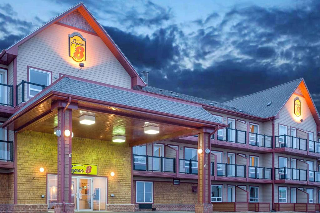 Caraquet Hotel | Super 8 by Wyndham Caraquet