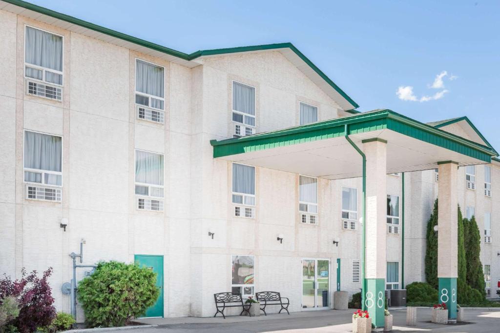 Dauphin Hotel | Super 8 by Wyndham Dauphin