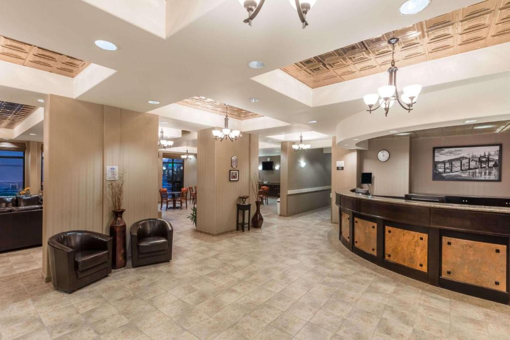 Edson Hotel | Super 8 by Wyndham Edson