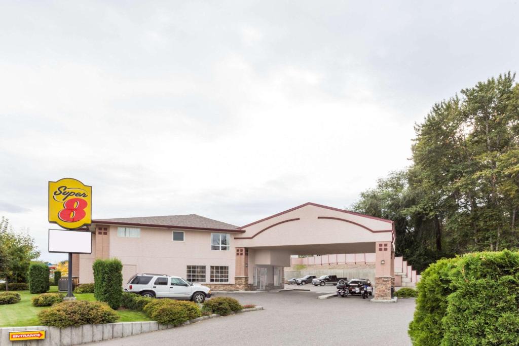 Winfield Hotel | Super 8 by Wyndham Lake Country/Winfield Area