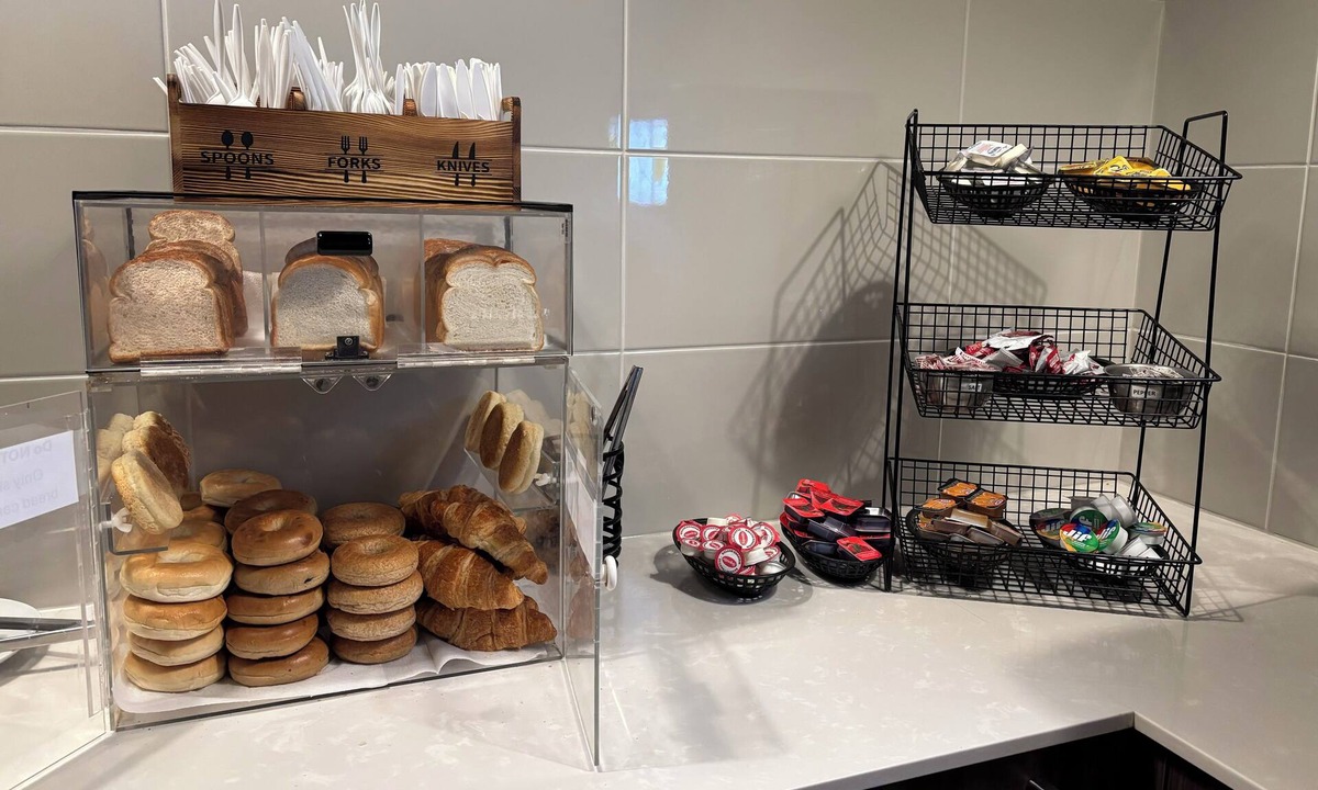 Southwest Calgary Hotel | Super 8 by Wyndham Macleod Trail Calgary