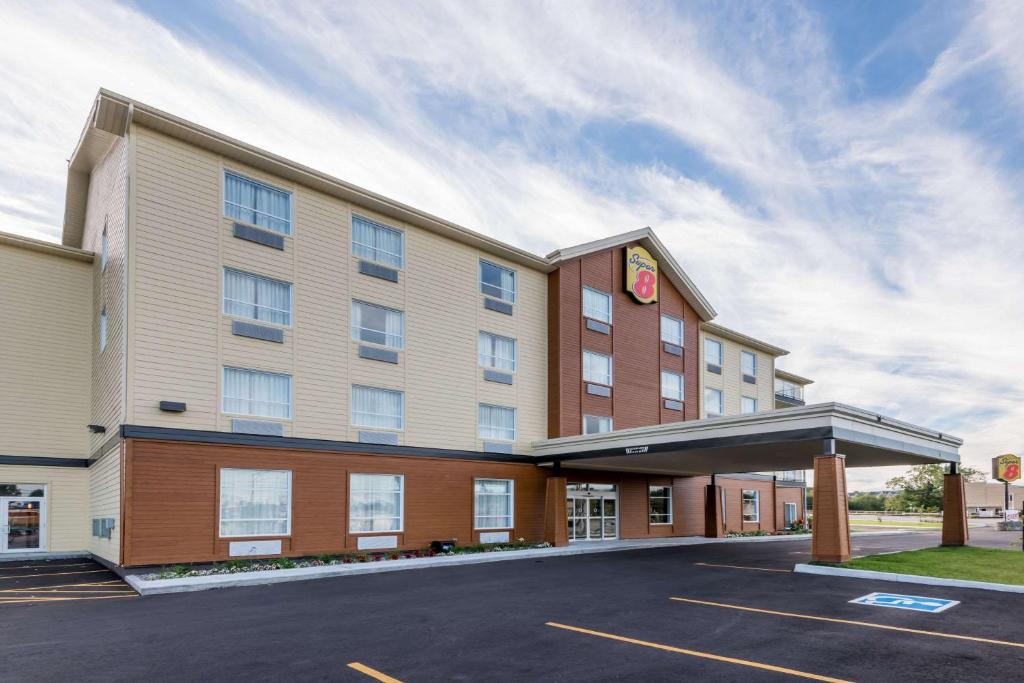 Mont-Laurier Hotel | Super 8 by Wyndham Mont Laurier