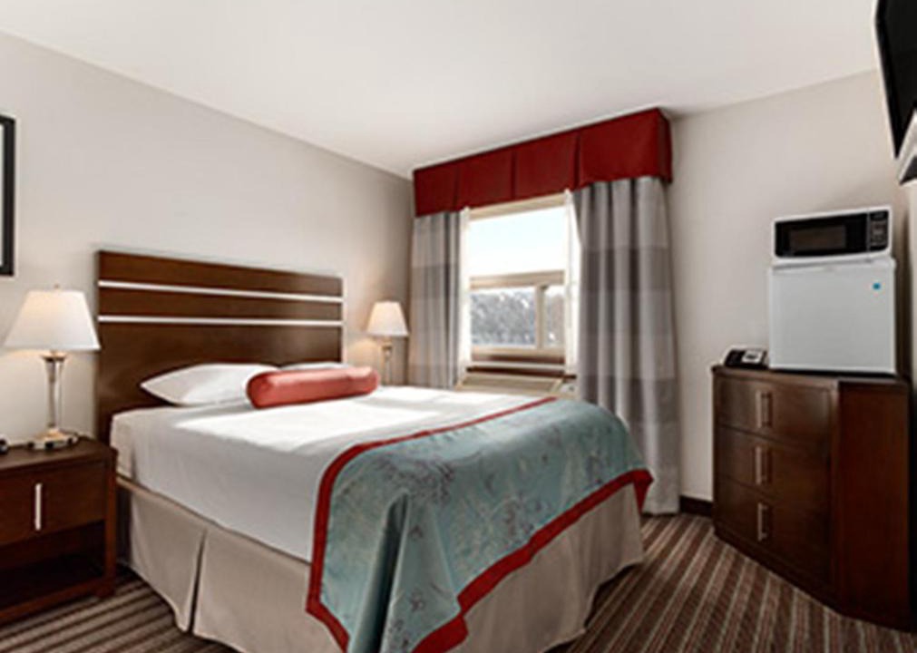 Saskatoon Downtown Hotel | Super 8 by Wyndham Saskatoon Near Downtown