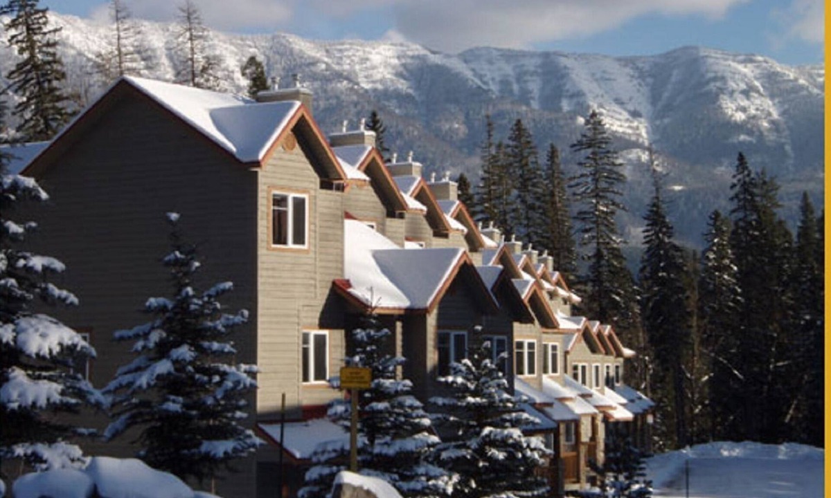 East Kootenay Condo | Super Clean Amazing Fireplace Ski-in Condo On Hill With Private Hot Tub & BBQ