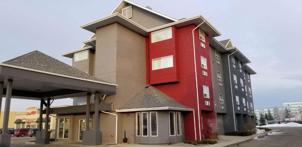 South Lethbridge Hotel | SureStay Plus Hotel by Best Western Lethbridge