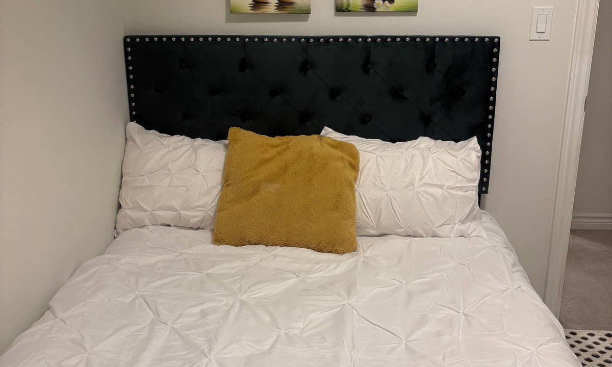 Durham Region House | t Private, cozy 1 bedroom guest suite in Oshawa with free parking.
