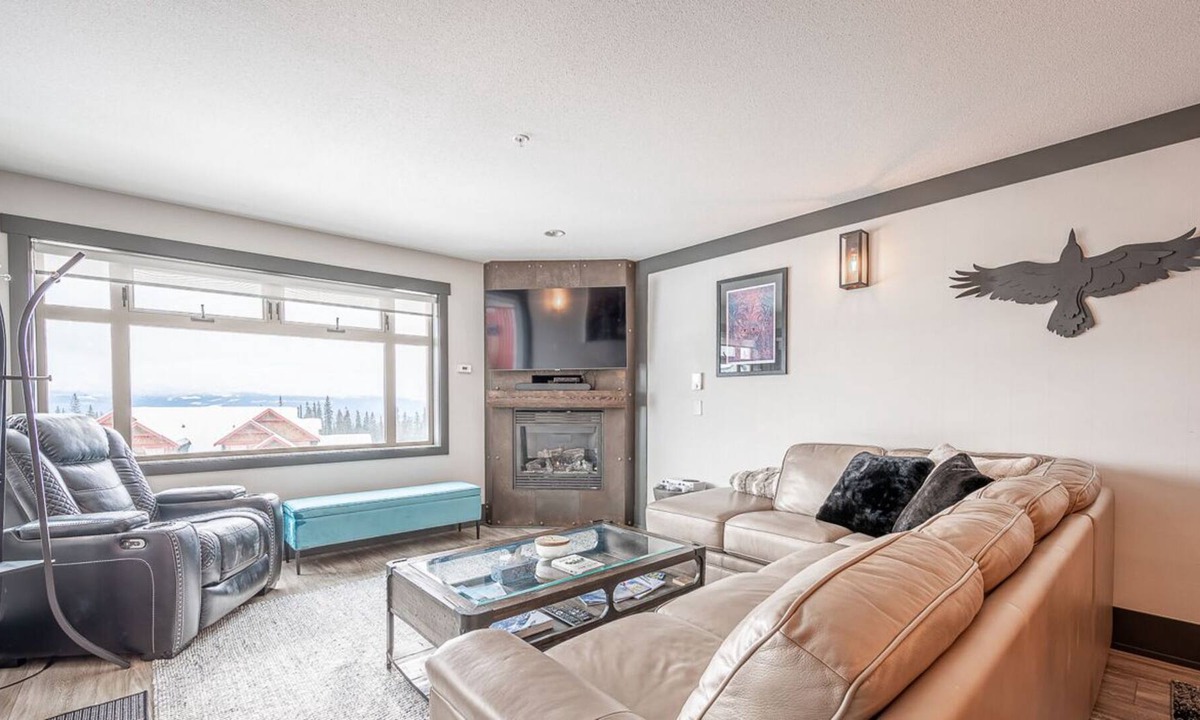 Big White Ski Resort Apartment | Talon's Reach - Luxury 3 bdrm w/Hot Tub & Mtn View