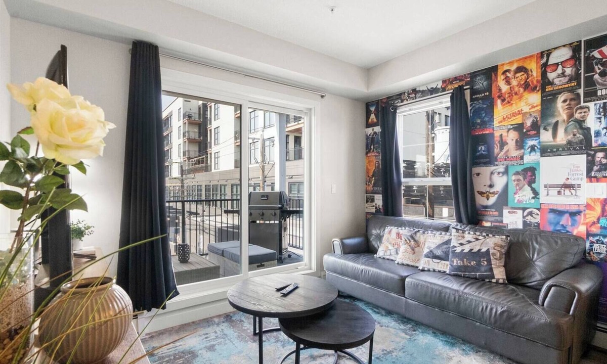 Whyte ave Apartment | Taylor - Heart of Old Strathcona! BBQ