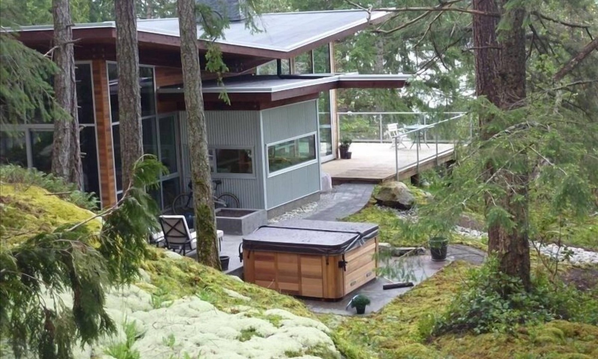 Halfmoon Bay Bed & Breakfast | The Aerie- A Glazed Modern Treehouse