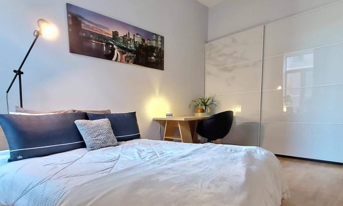 Lower Town Apartment | The Bassin Louise edge