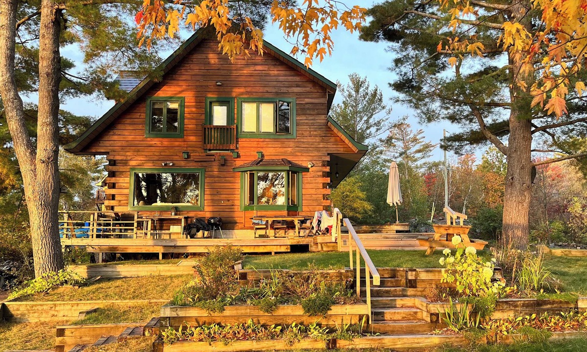 Pontiac Ski Chalet | The Beacon - Lakefront Log Home for Families, a quiet summer or winter paradise!