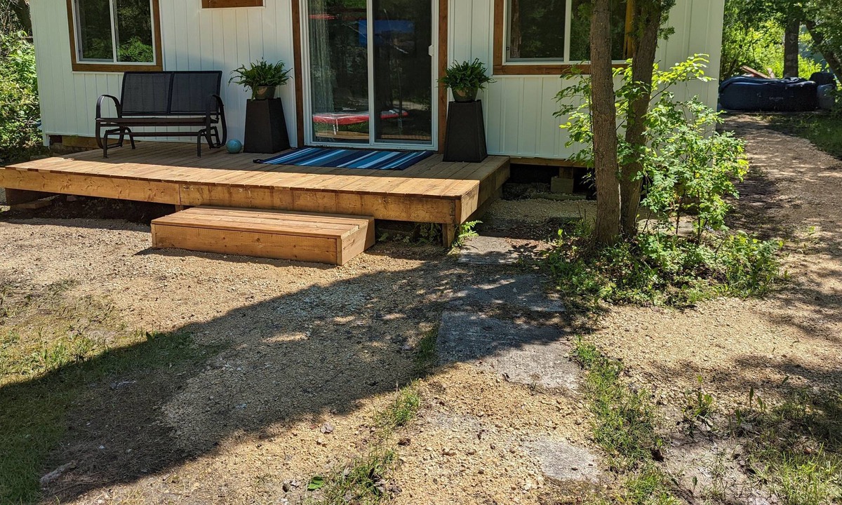 Winnipeg Beach Cottage | The Bluebell Hideaway; 4 Bedroom Cozy Cottage, 5 min walk to beach!