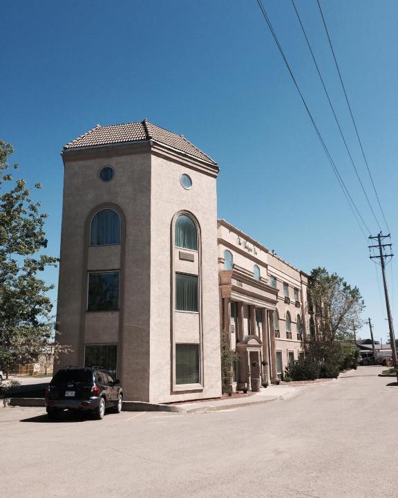 Fort McMurray Hotel | The Bridgeport Inn
