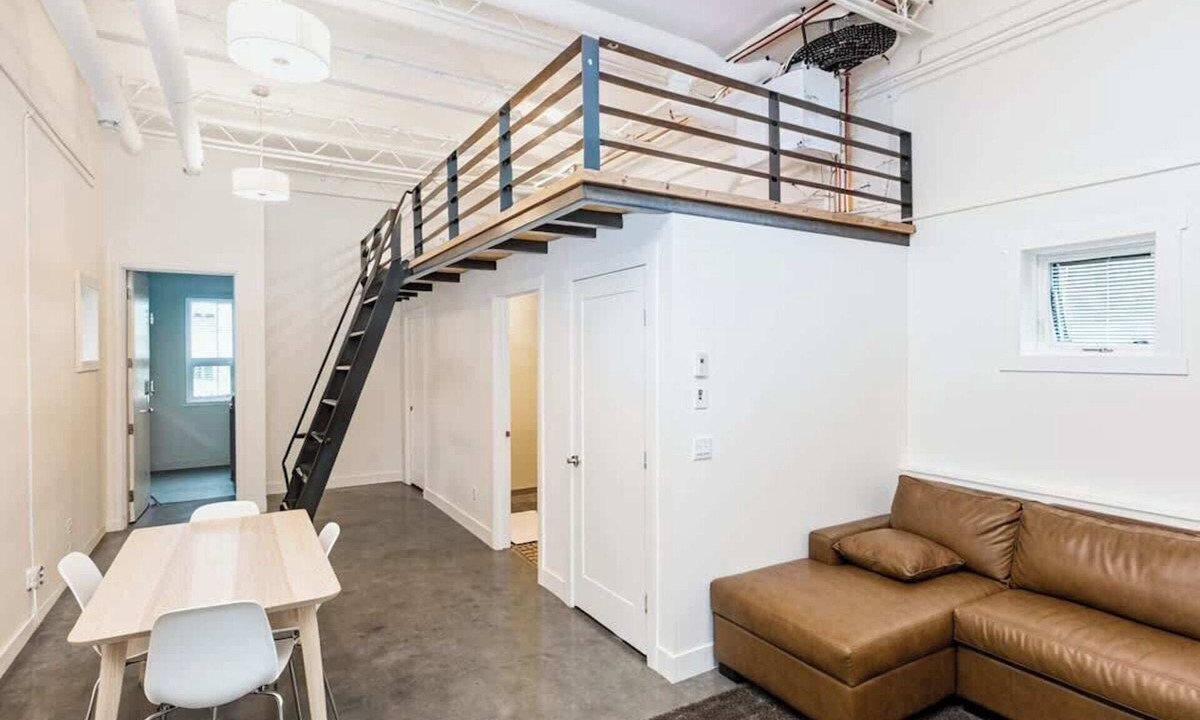 Bridgeland Apartment | The City Loft Retreat | BBQ, Sleeps 6 |