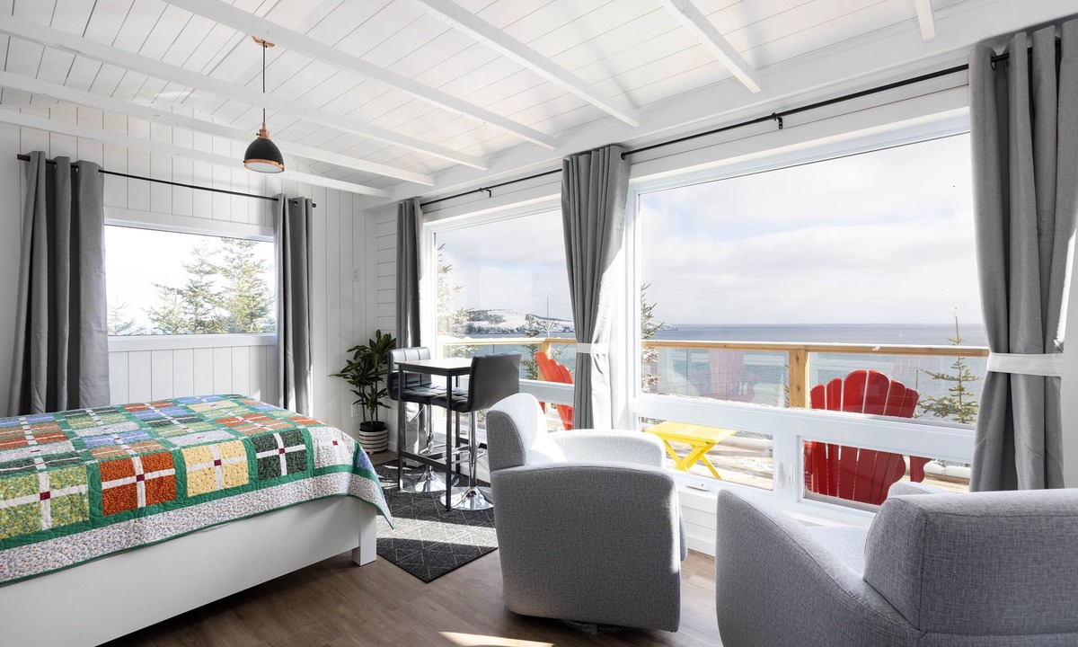 Bauline East House | The Cliff Hanger with Hot tub and Ocean views