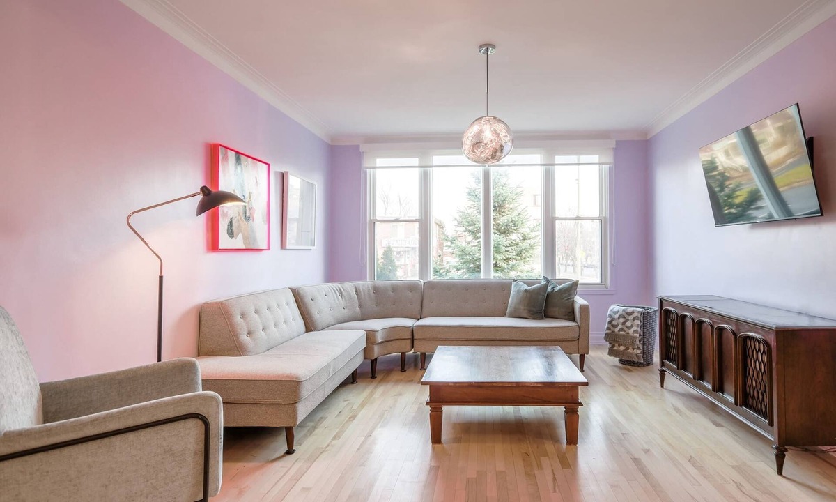 Ahuntsic Apartment | The Color House | Subway | AC | Free Parking | Near a Metro Station