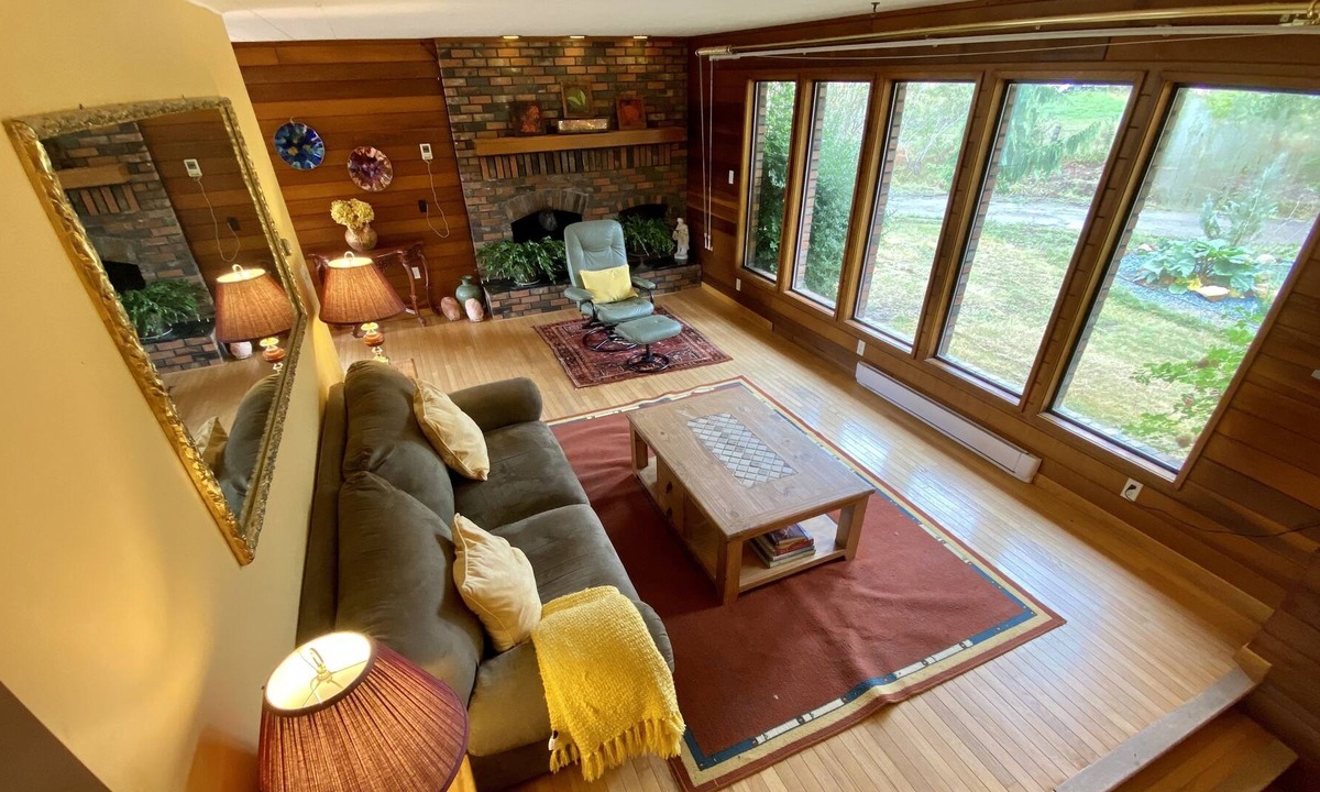 Port Alberni House | The Country barn private 18.5 acres of country living facing Beaufort mountains