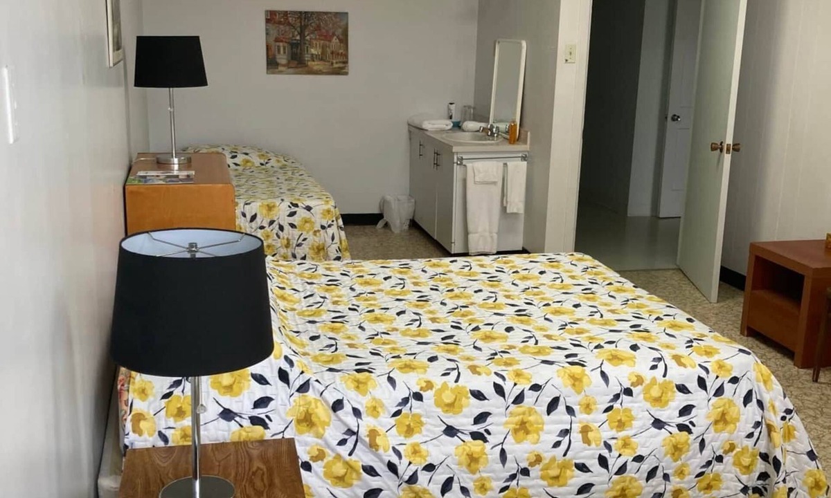 Sainte-Anne-des-Monts Hostel | The Couvent, 222 - Chambre 2 Doubles + 1 Simple