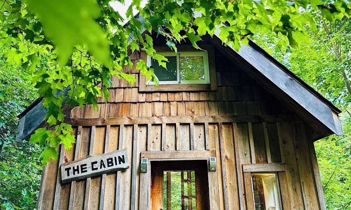 Unorganized Centre Parry Sound Cabin | THE COZY CABIN: A cheerful getaway in the scenic Almaguin Highlands.