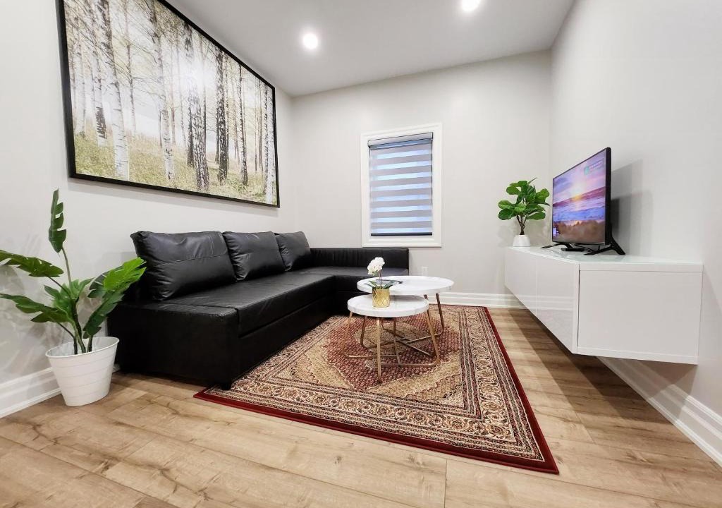 Downtown Apartment | The Cozy Cove Modern King-Bedroom Full Apartment