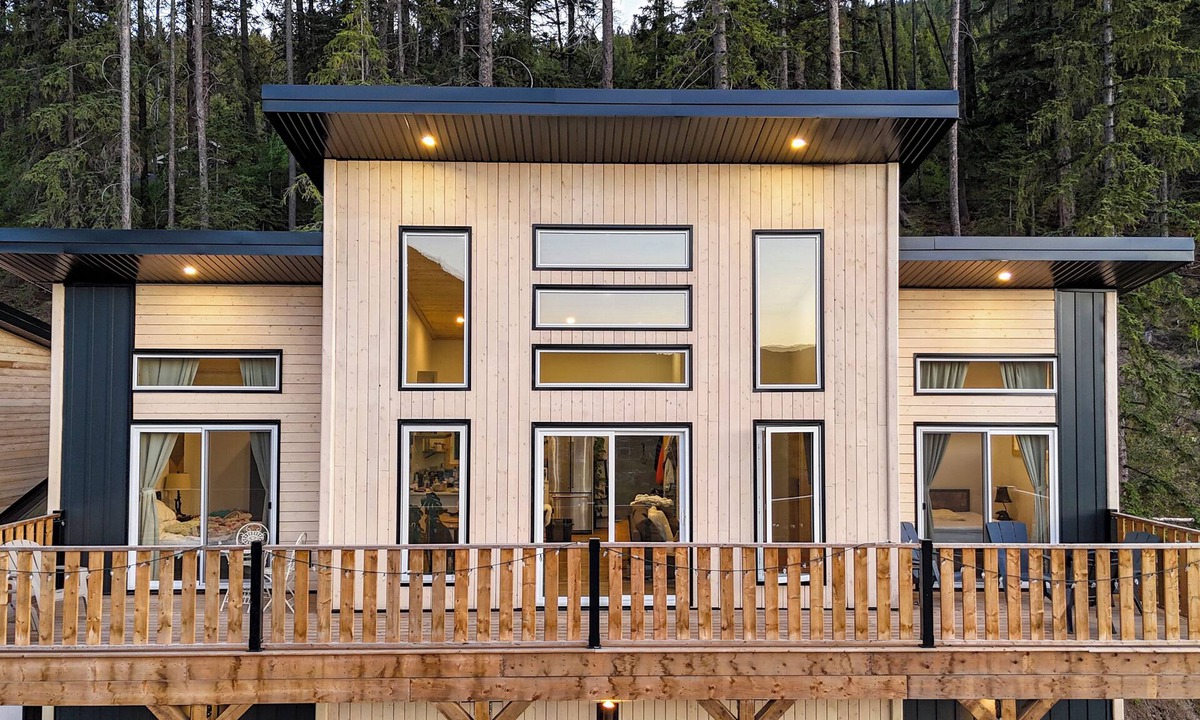 Blairmore Ski Chalet | The Crowsnest Mountain Lodge, ski in ski out/bike in bike out