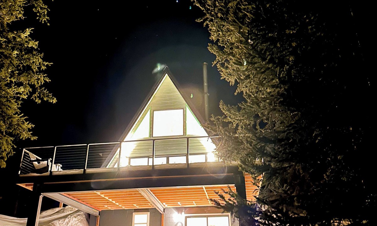 Valley of the Sun Cabin | The Elf Haus: Upscale A-Frame. Hot Tub. Dog Friendly. Elope. Close to Breck