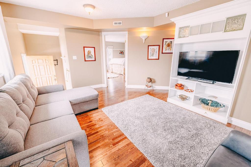 Drumheller Apartment | The Elowen Suite - Downtown