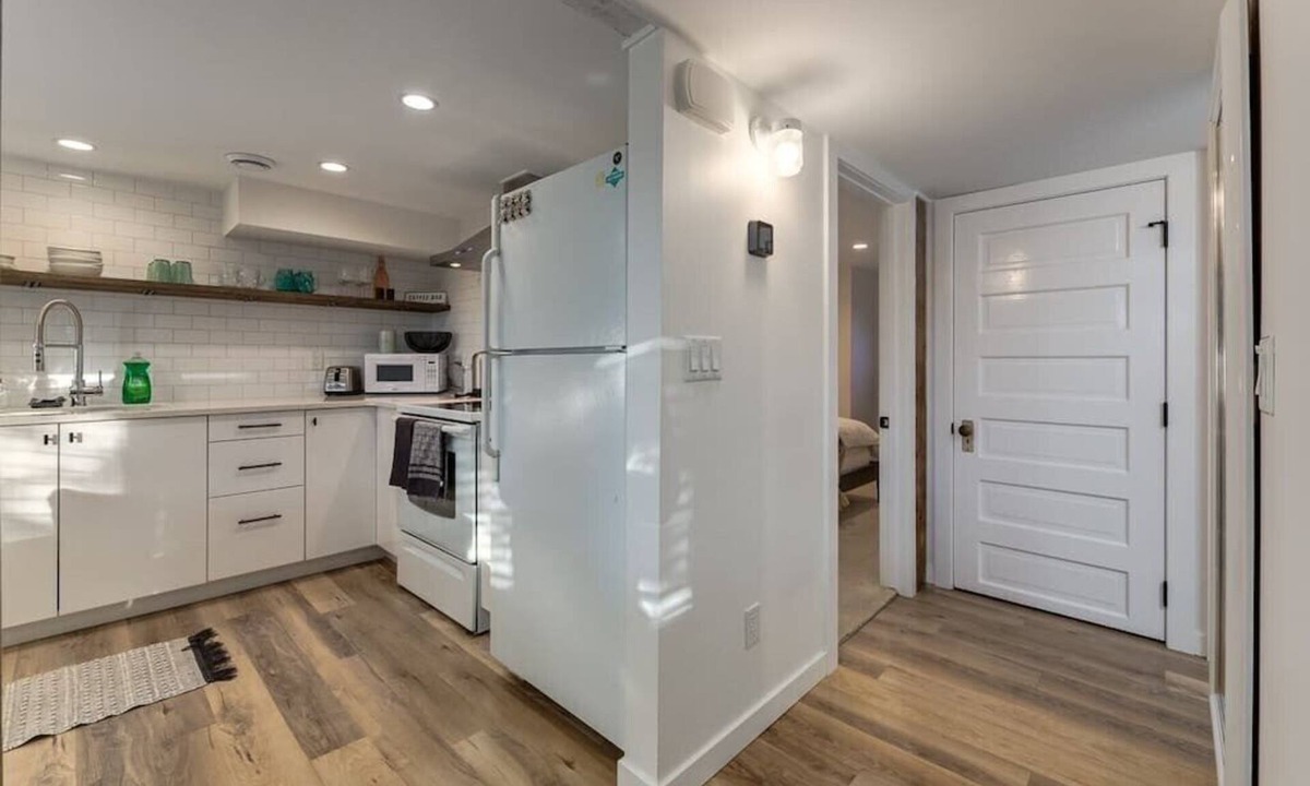 Inglewood Apartment | "The Emerald" In Inglewood Sleeps 4- Lower Suite