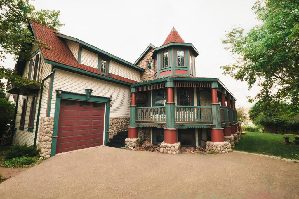 Drumheller House | The Enchanted River Cottage - River - Luxurious Cottage - Jacuzzi