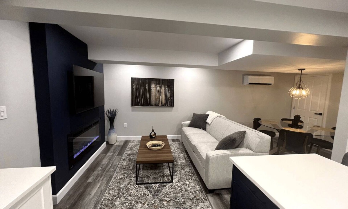 Byron Apartment | The Executive Suite: Modern Apartment with Pool