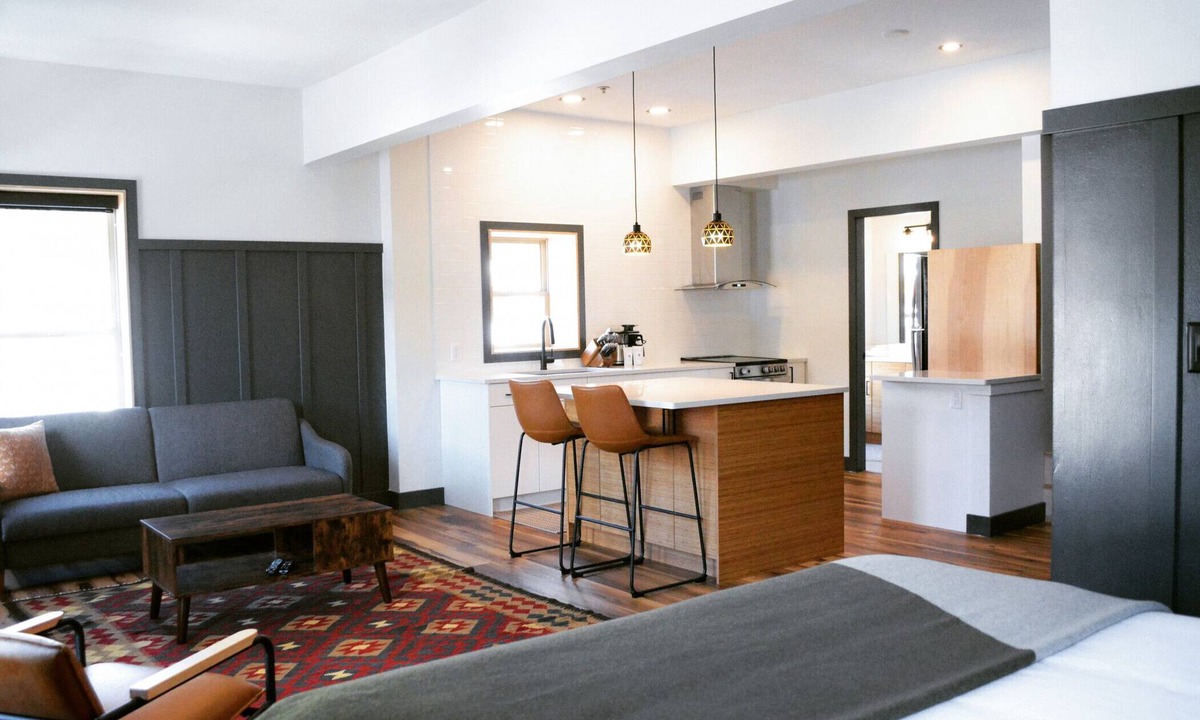 Rossland Apartment | The Flying Steamshovel Inn - Room 7