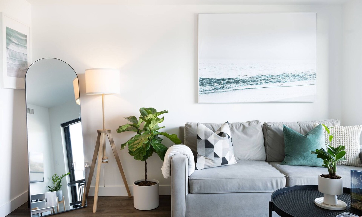 Downtown Kelowna Condo | The Garden Oasis Downtown Kelowna Condo w Pkg and AC