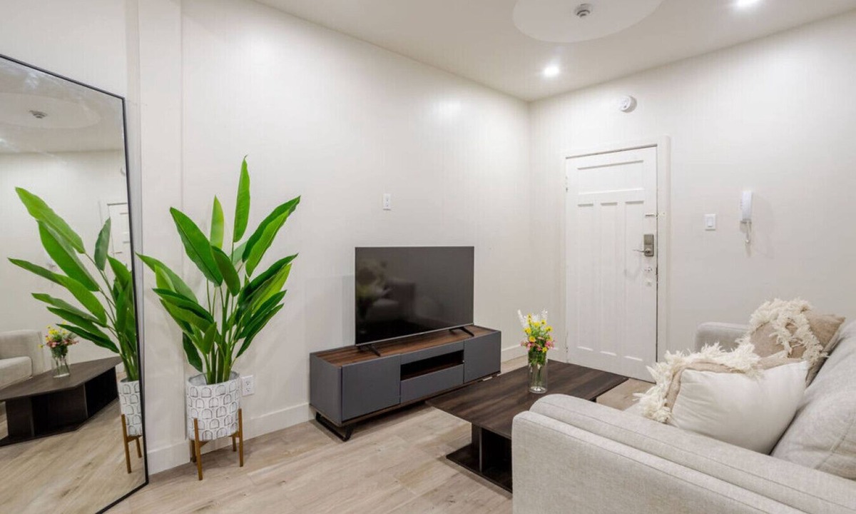 Cote-Des-Neiges—Notre-Dame-De-Grace Apartment | The Grand NDG Stay|Your Home in NDG