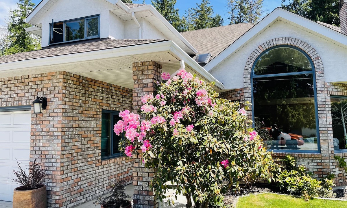 Sicamous House | THE HI-MARK HOUSE - Pool, Hot Tub, AC, Pool Table, walking distance to beach