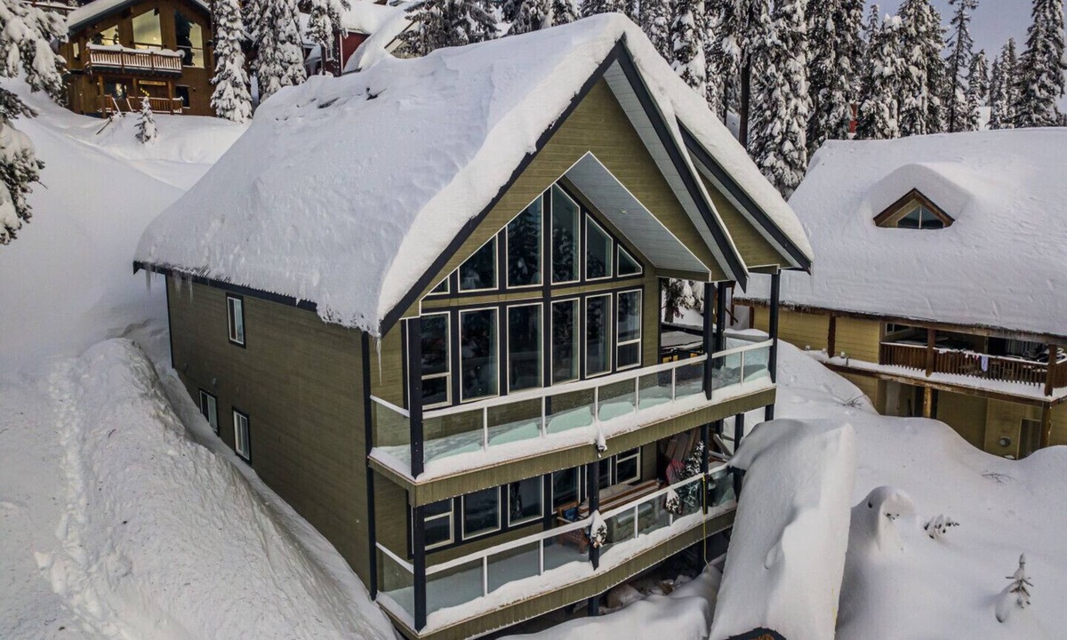 Snow Pine Estates House | The Howling Wolf | Beautiful Chalet | Private Hot Tub | Pet friendly| Ski in/out