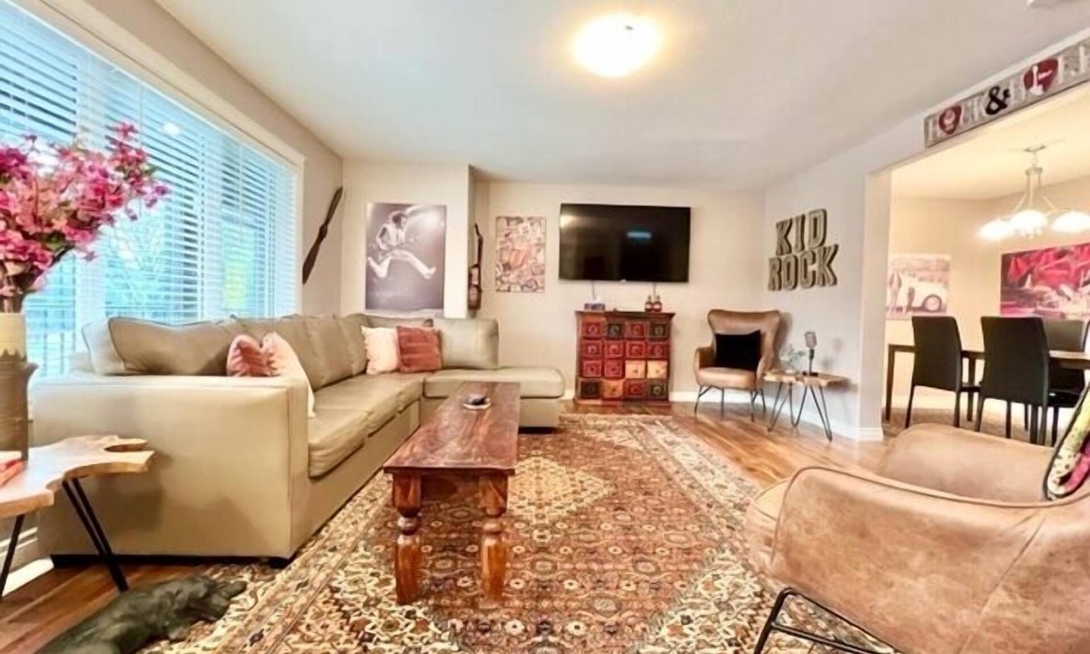 Saskatoon House | *The Kid Rock* Bright, Spacious and Modern Home!