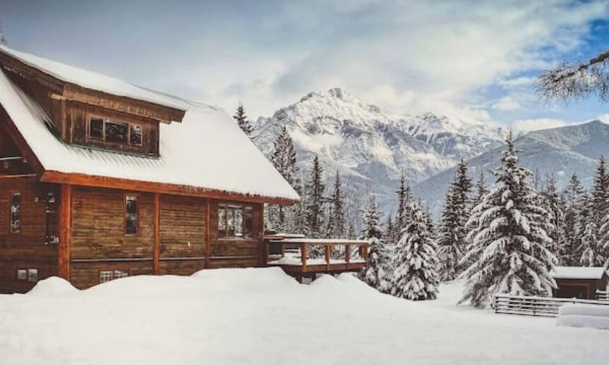 Blaeberry House | The Lazy Elk - Spacious mountain view Lodge with hot tub