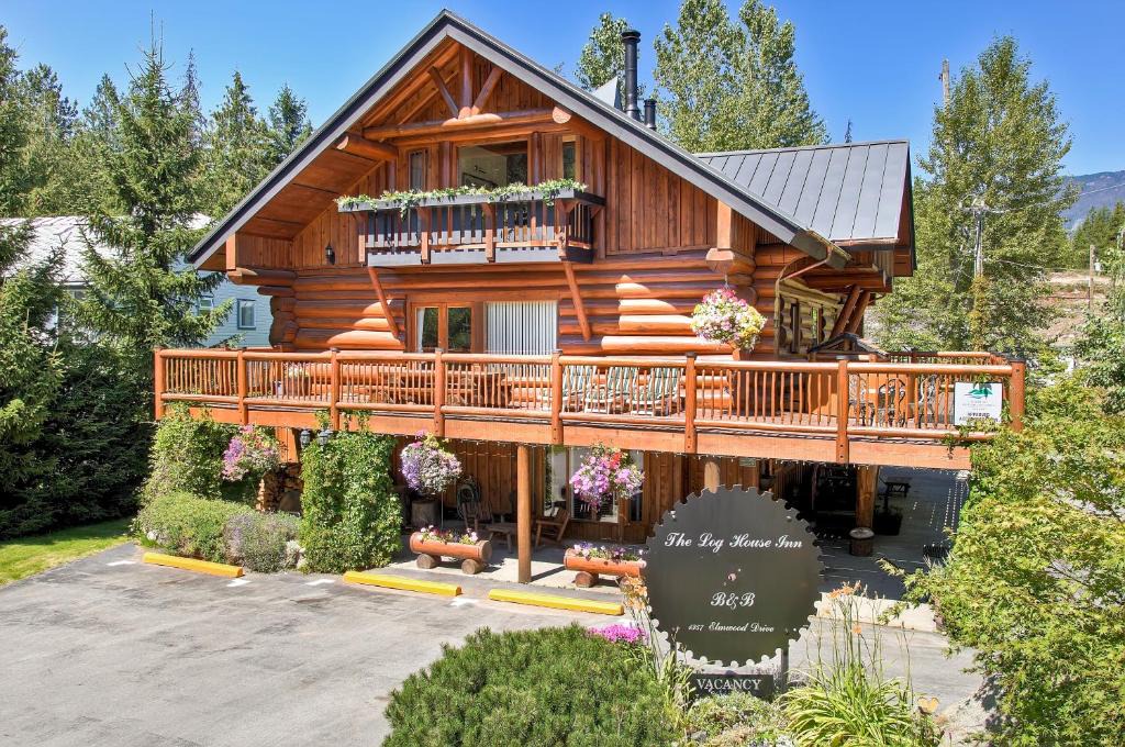 Pemberton Hotel | The Log House Inn
