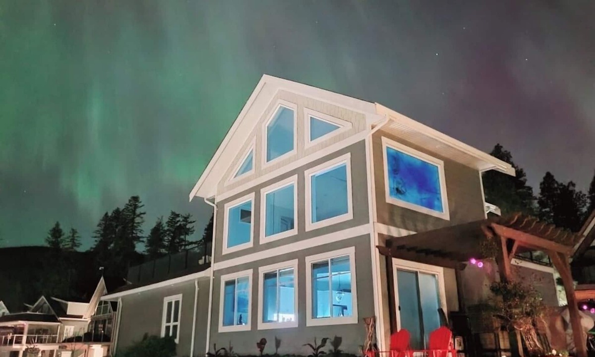 Central Okanagan House | The Point, Breathtaking Lake Views, Luxurious Resort Cottage, La Casa, Kelowna