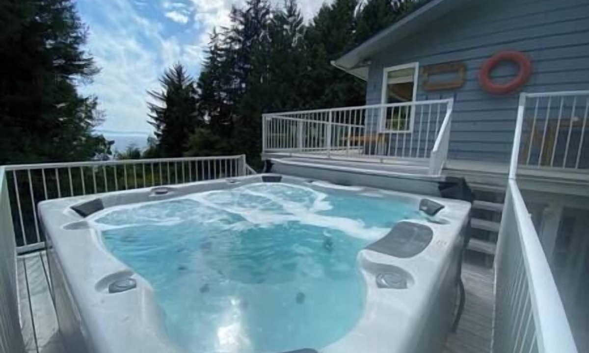 Juan de Fuca Electoral Area House | The Surf Chalet, Ocean Front Close to the Surf