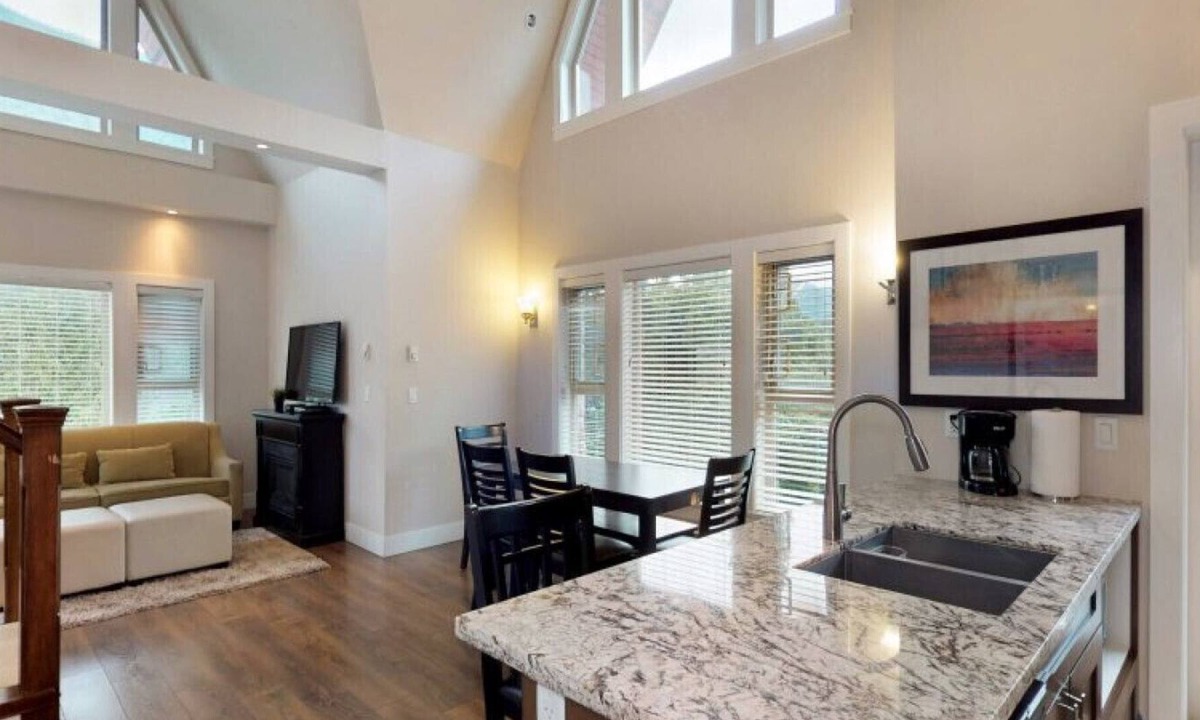 Harrison Hot Springs House | Three Bedroom Penthouse Suite with Mountain View - Harrison Lake View Suites