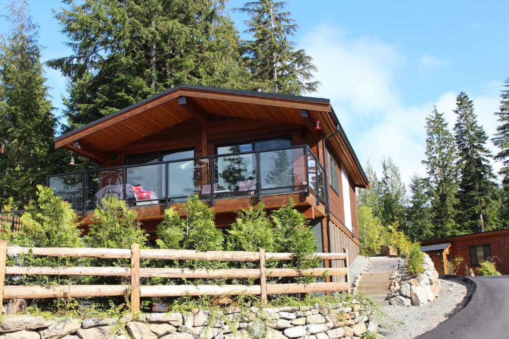 Port Renfrew Ski Chalet | Tilby's Rainbow Cottage