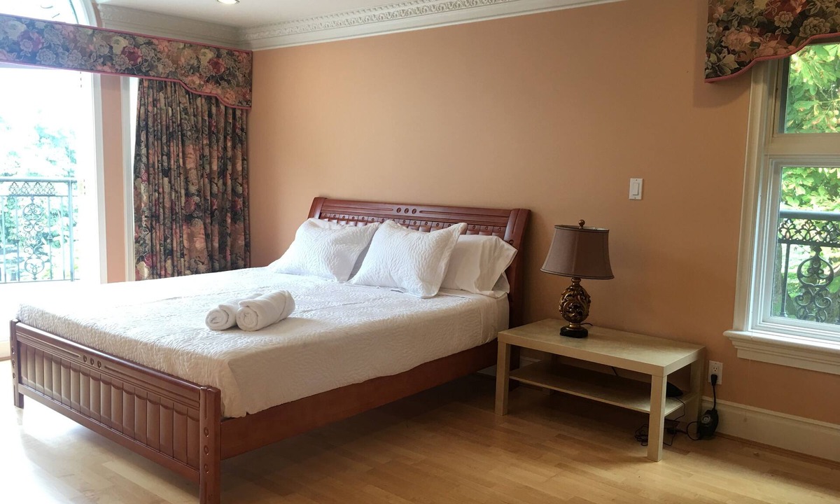 West Side House | tnVancouver (UBC) one bed room in luxury house B