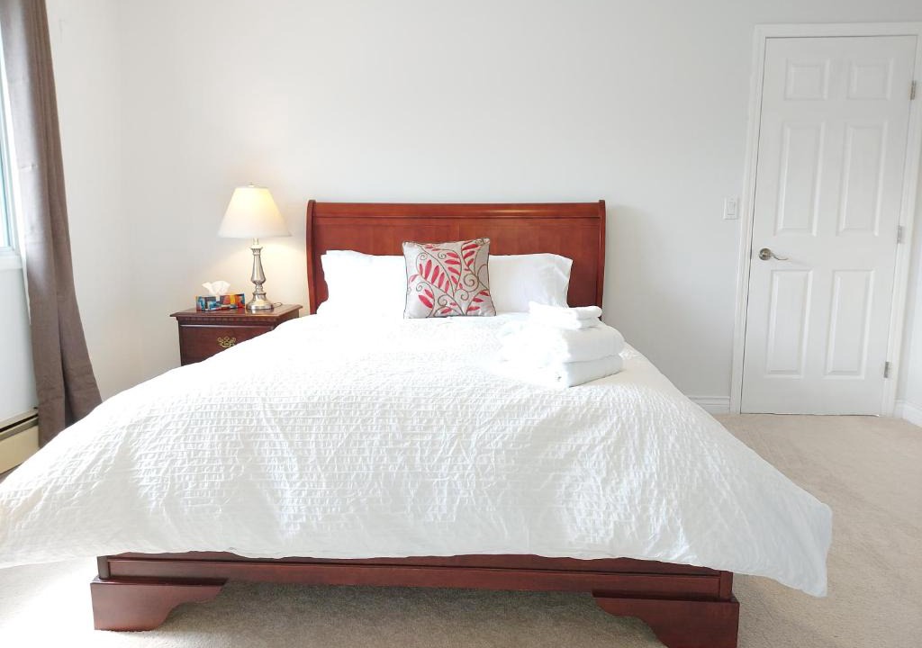 Southeast Kelowna Bed & Breakfast | Tranquil Retreat Spacious 2-Bedroom on a Serene Acreage
