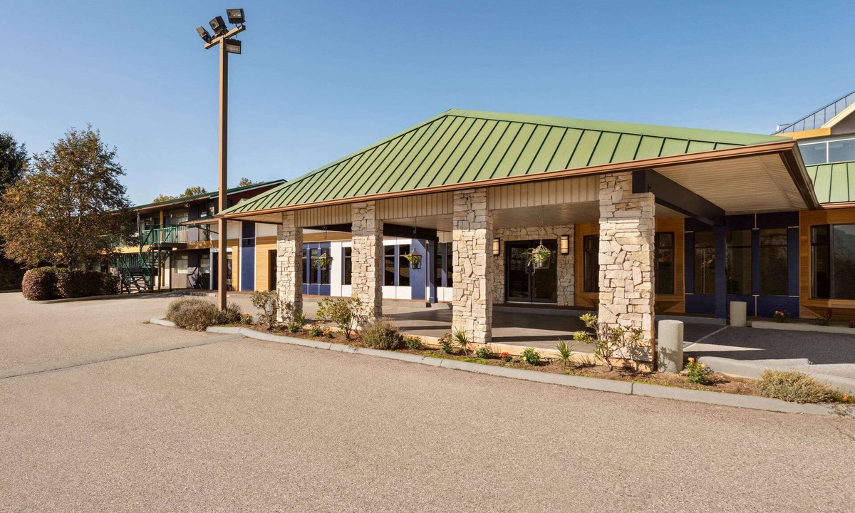 Abbotsford Hotel | Travelodge by Wyndham Abbotsford Bakerview