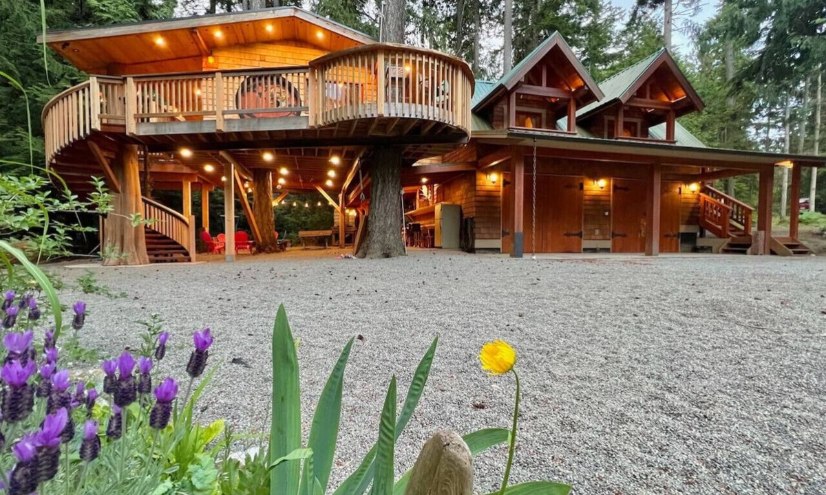 Regional District of Nanaimo Cabin | Treehouse for 10 with Expansive Outdoor Living Space