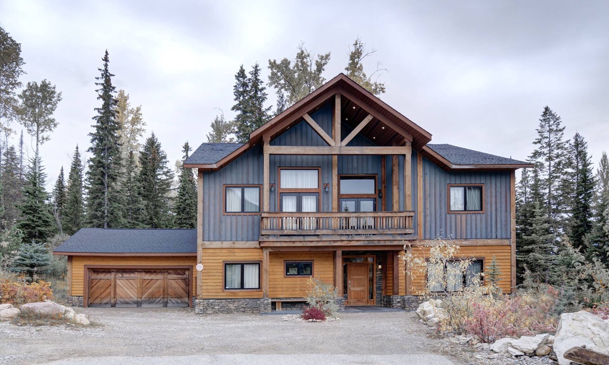 Golden House | Ultimate luxury home for skiing Kicking Horse and nearby ski areas, Banff & Yoho